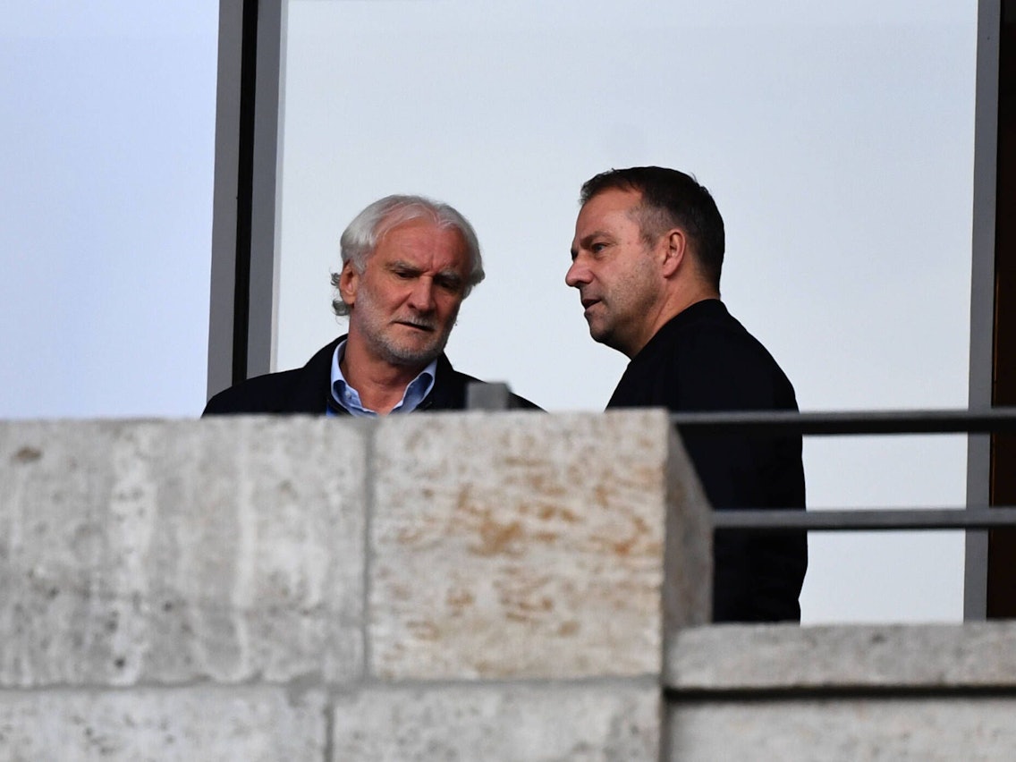 Bayer Leverkusens Geschäftsführer Rudi Völler spricht mit Bundestrainer Hansi Flick auf der Tribüne.