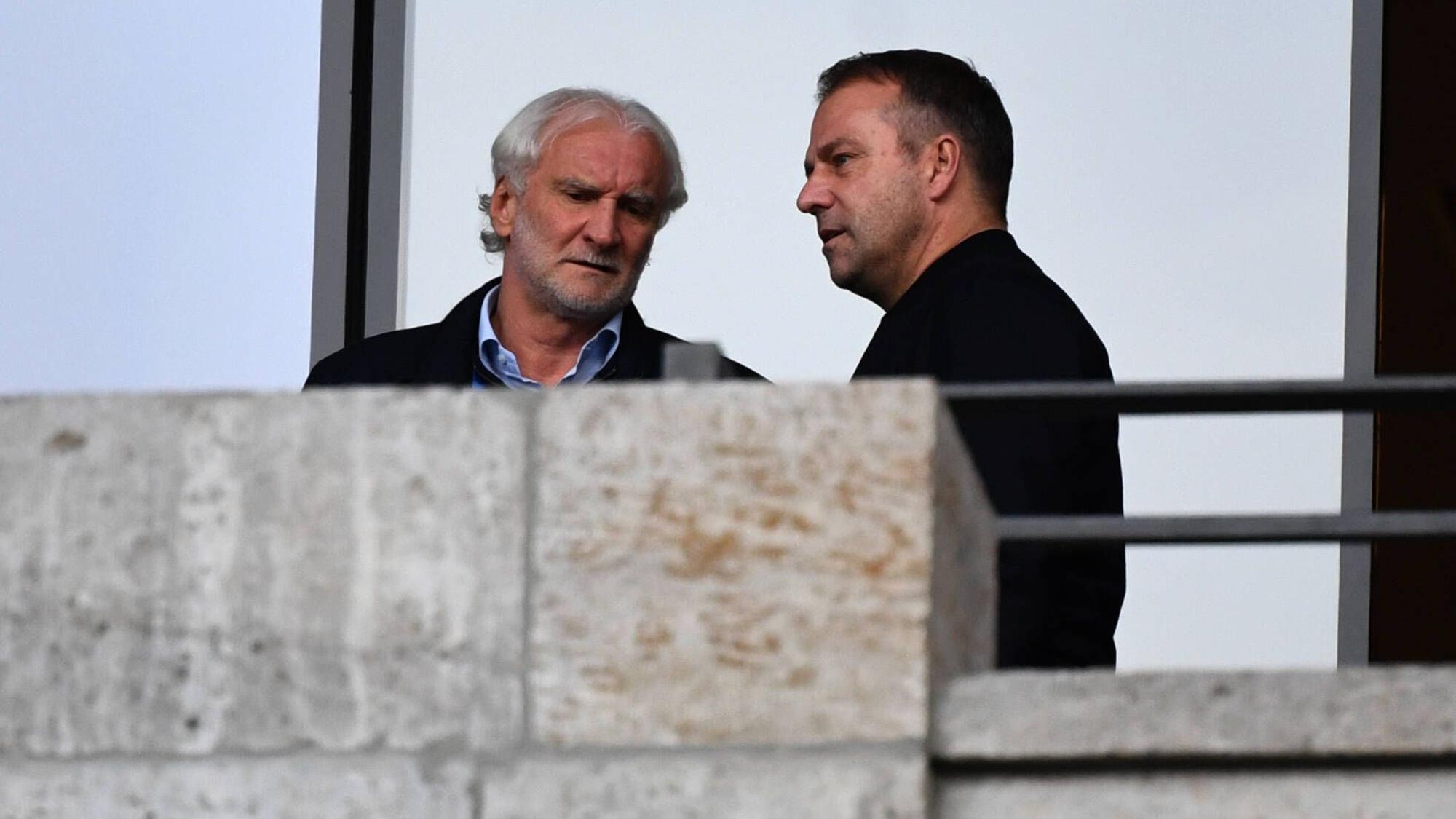 Bayer Leverkusens Geschäftsführer Rudi Völler spricht mit Bundestrainer Hansi Flick auf der Tribüne.