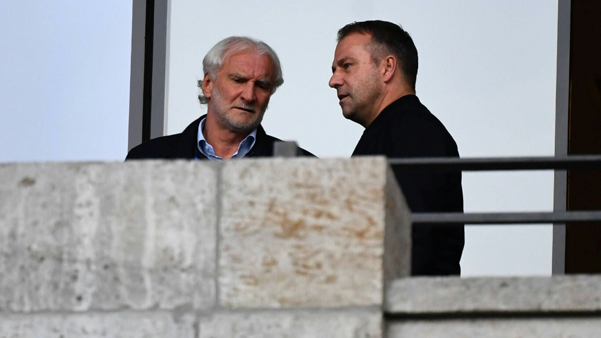 Bayer Leverkusens Geschäftsführer Rudi Völler spricht mit Bundestrainer Hansi Flick auf der Tribüne.