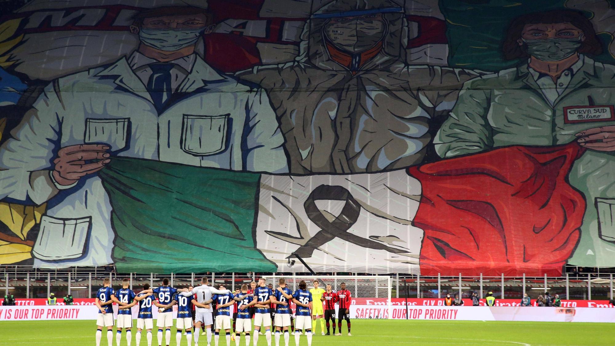 Auf der Choreo sind drei Personen zu sehen, die dem medizinischen Personal zugerechnet werden können. Sie halten eine Italien-Flagge.