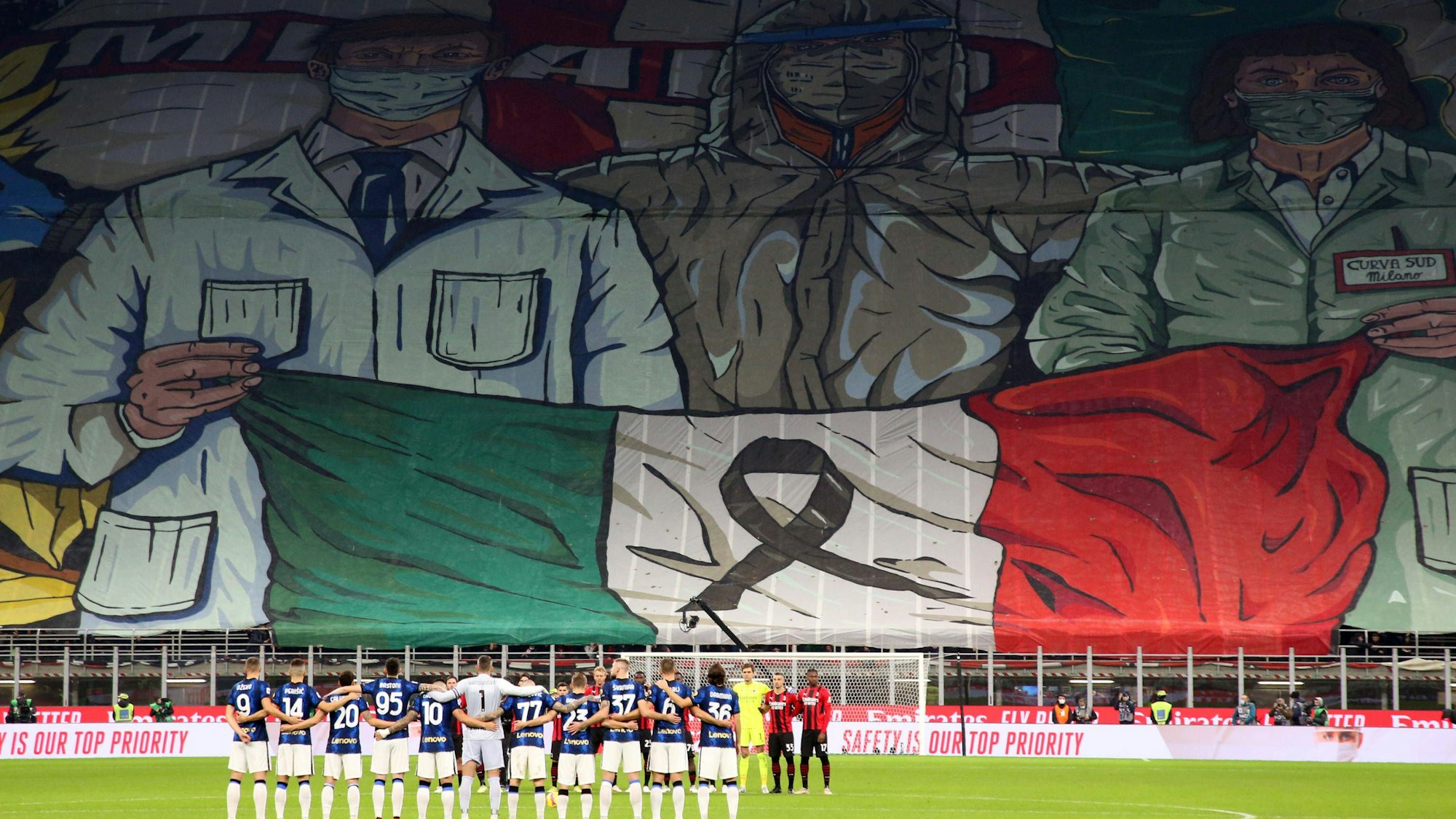 Auf der Choreo sind drei Personen zu sehen, die dem medizinischen Personal zugerechnet werden können. Sie halten eine Italien-Flagge.