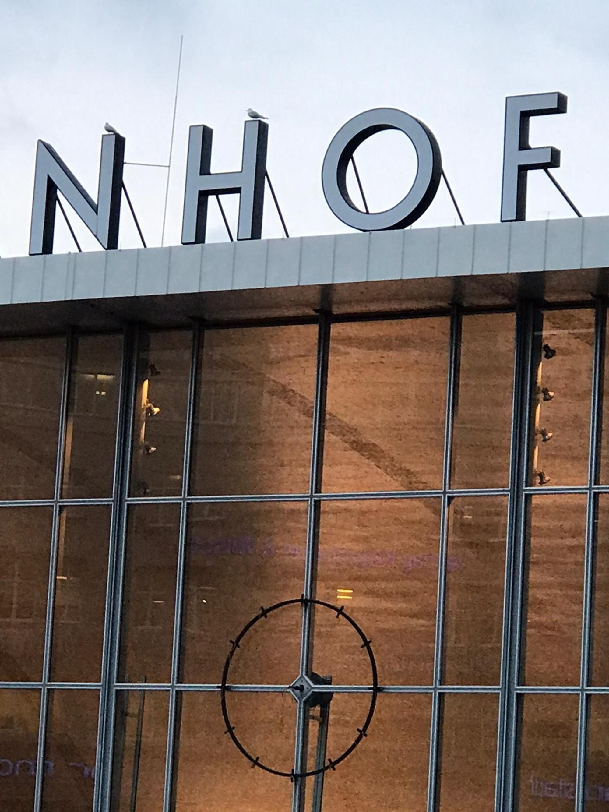 Die Uhr an der Vorderseite des Hauptbahnhofs in Köln ohne Zeiger.