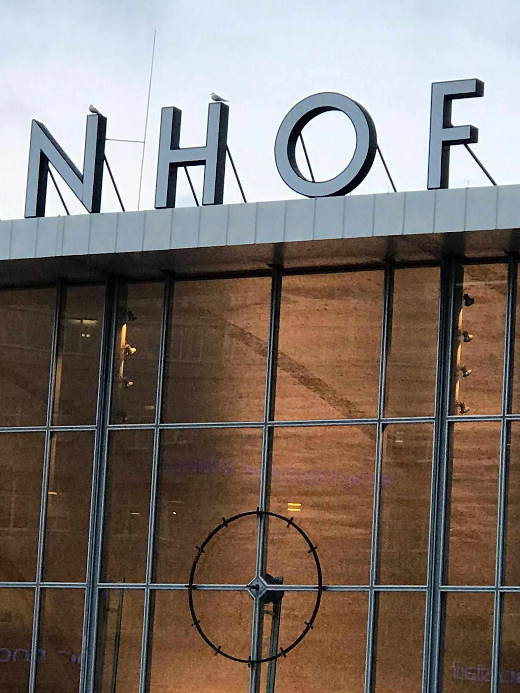 Die Uhr an der Vorderseite des Hauptbahnhofs in Köln ohne Zeiger.