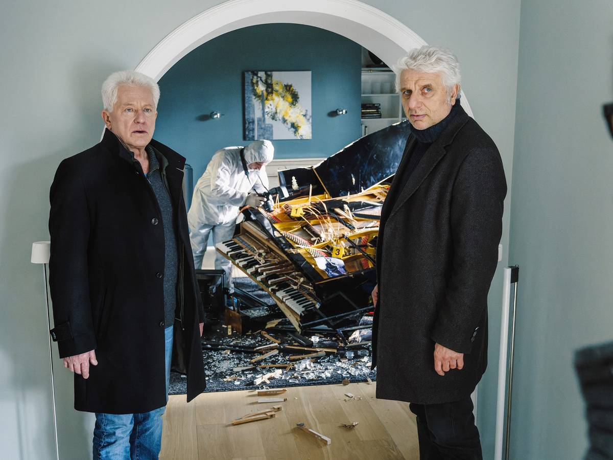 Ivo Batic (Miroslav Nemec, l) und Franz Leitmayr (Udo Wachtveitl) fragen sich, wer den Flügel zerstört haben könnte in einer Szene aus „Tatort: Dreams“. Der Krimi wird am 07.11.2021 um 20:15 Uhr im Ersten ausgestrahlt.
