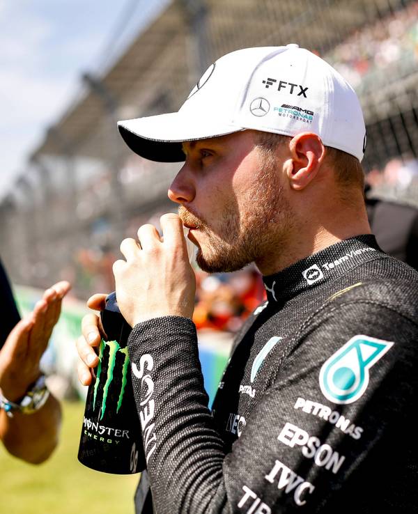 Valtteri Bottas trinkt einen Energy-Drink.