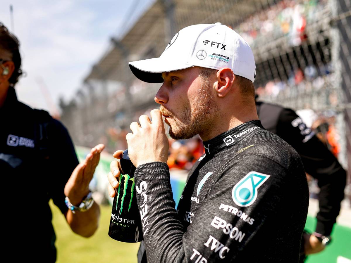 Valtteri Bottas trinkt einen Energy-Drink.