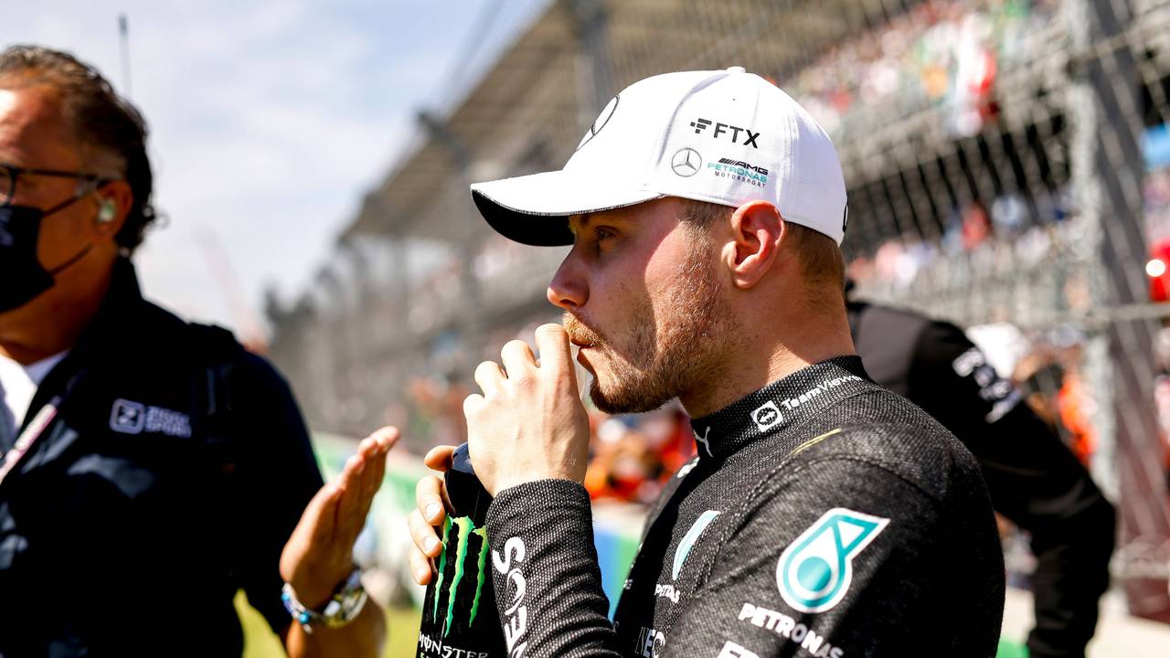 Valtteri Bottas trinkt einen Energy-Drink.