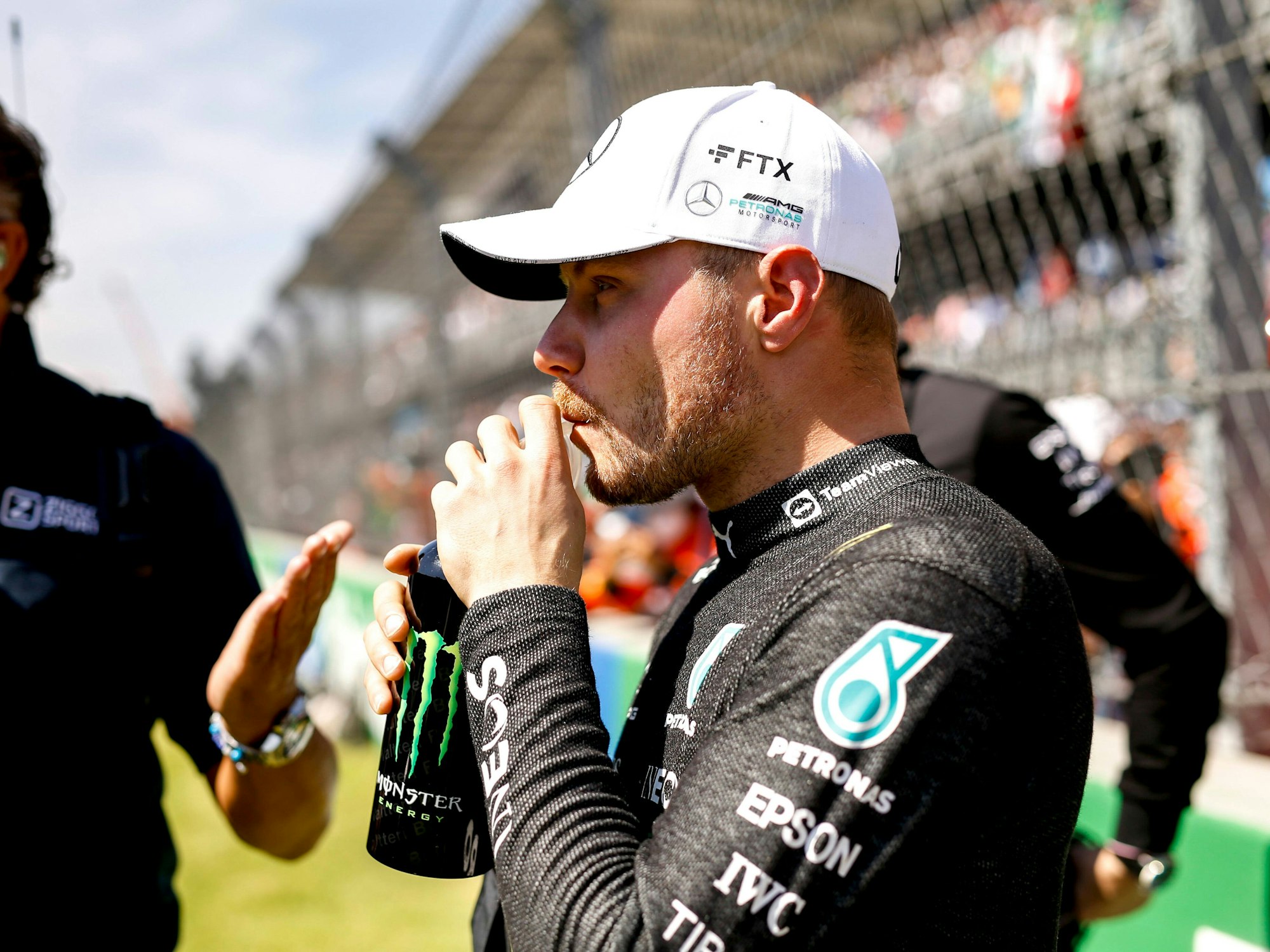 Valtteri Bottas trinkt einen Energy-Drink.