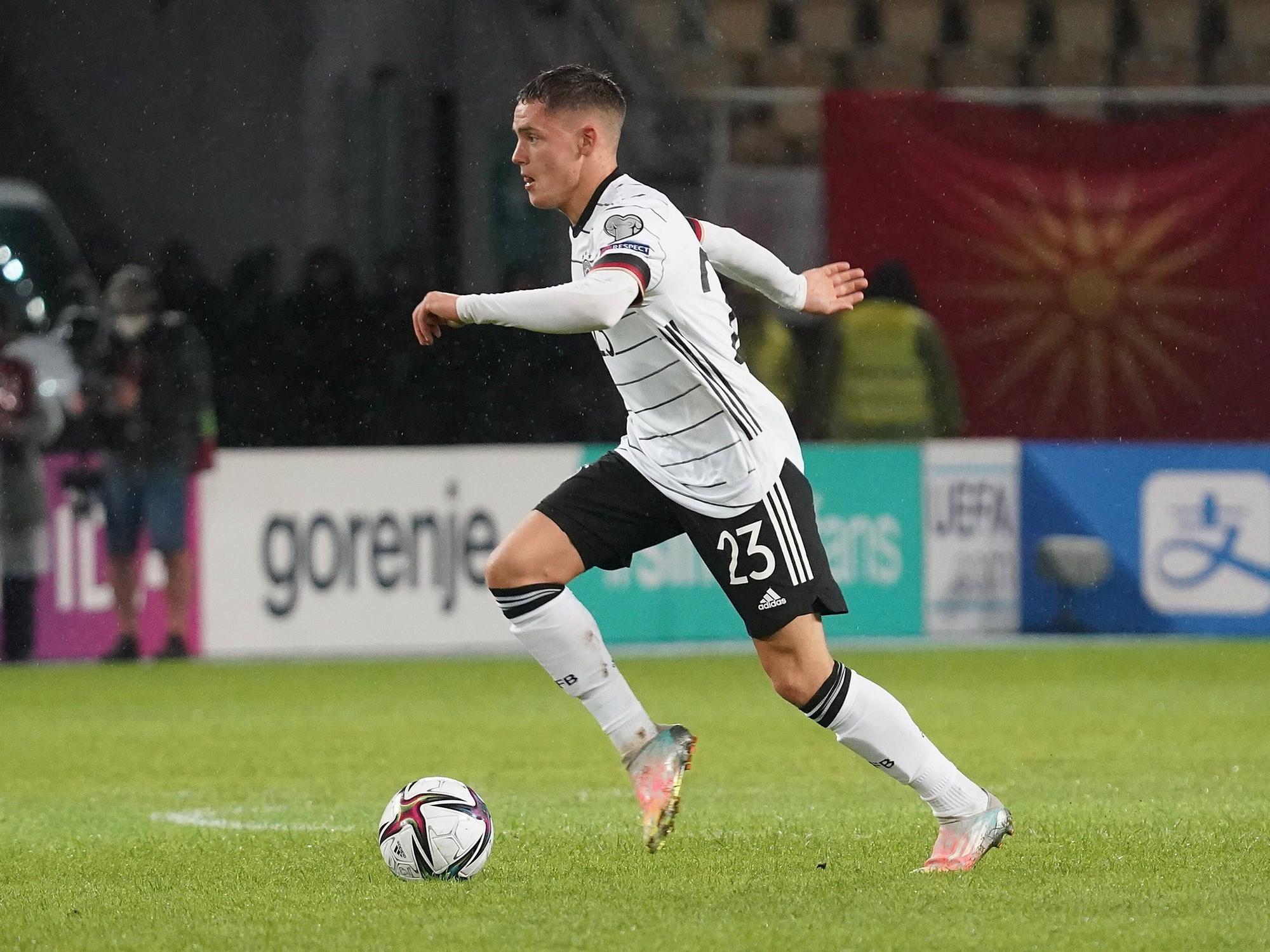 Leverkusens Florian Wirtz mit dem Ball am Fuß.