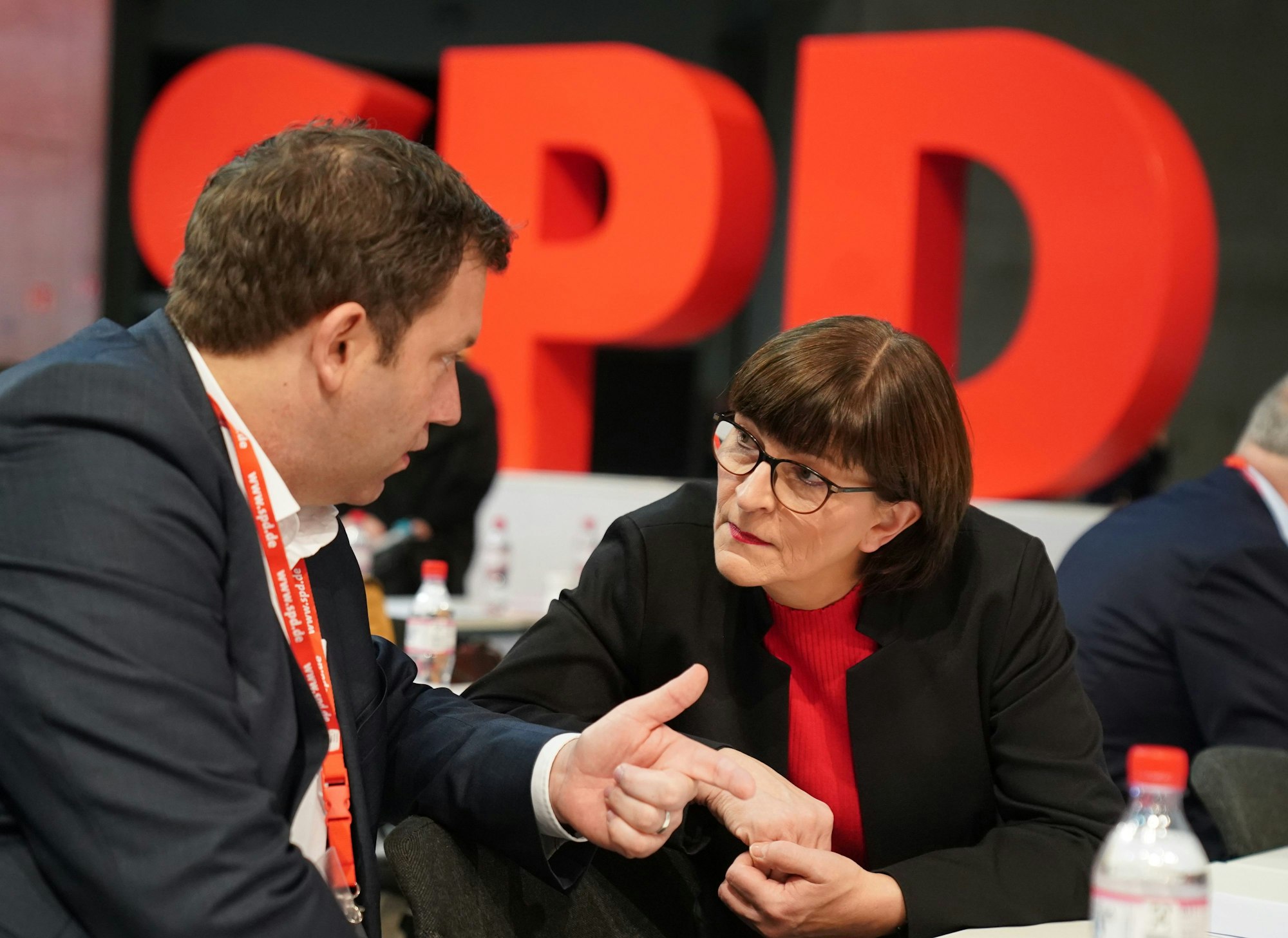 ARCHIV - 08.12.2019, Berlin: Saskia Esken, Bundesvorsitzende der SPD, spricht mit Lars Klingbeil, SPD-Generalsekretär, beim SPD-Bundesparteitag. (zu dpa "Klingbeil und Esken wollen SPD als Parteichefs führen") Foto: Kay Nietfeld/dpa +++ dpa-Bildfunk +++