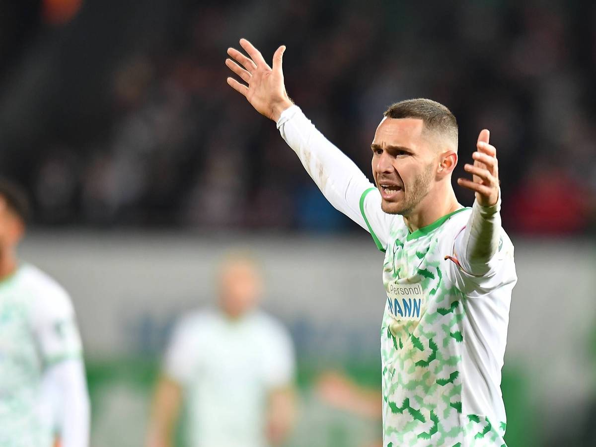 Branimir Hrgota von Greuther Fürth breitet klagend die Arme aus.