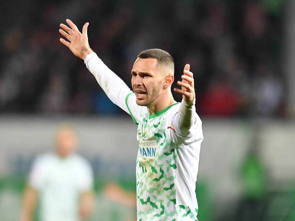 Branimir Hrgota von Greuther Fürth breitet klagend die Arme aus.