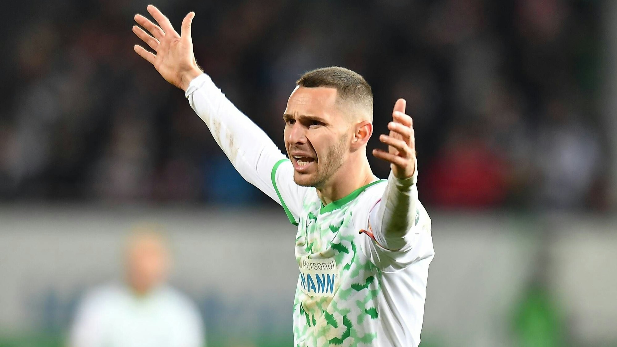 Branimir Hrgota von Greuther Fürth breitet klagend die Arme aus.