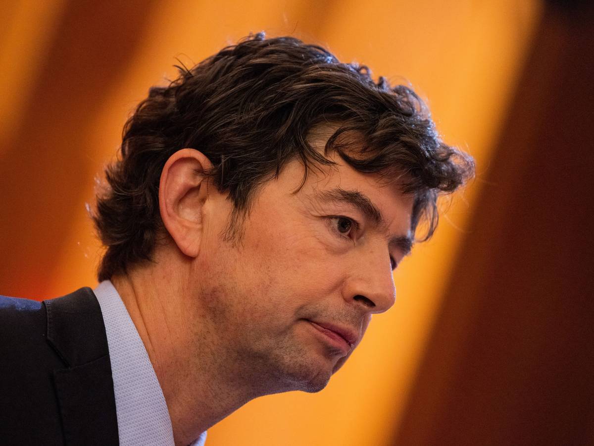 Virologe Christian Drosten steht am 04.11.2021 bei einem Fototermin vor der Verleihung des Hanns-Joachim-Friedrichs-Preises 2021 auf der Bühne im Funkhaus. Foto: Rolf Vennenbernd/dpa +++ dpa-Bildfunk +++