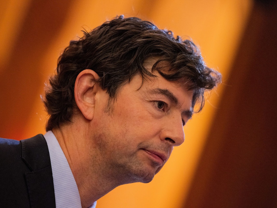 Virologe Christian Drosten steht am 04.11.2021 bei einem Fototermin vor der Verleihung des Hanns-Joachim-Friedrichs-Preises 2021 auf der Bühne im Funkhaus. Foto: Rolf Vennenbernd/dpa +++ dpa-Bildfunk +++