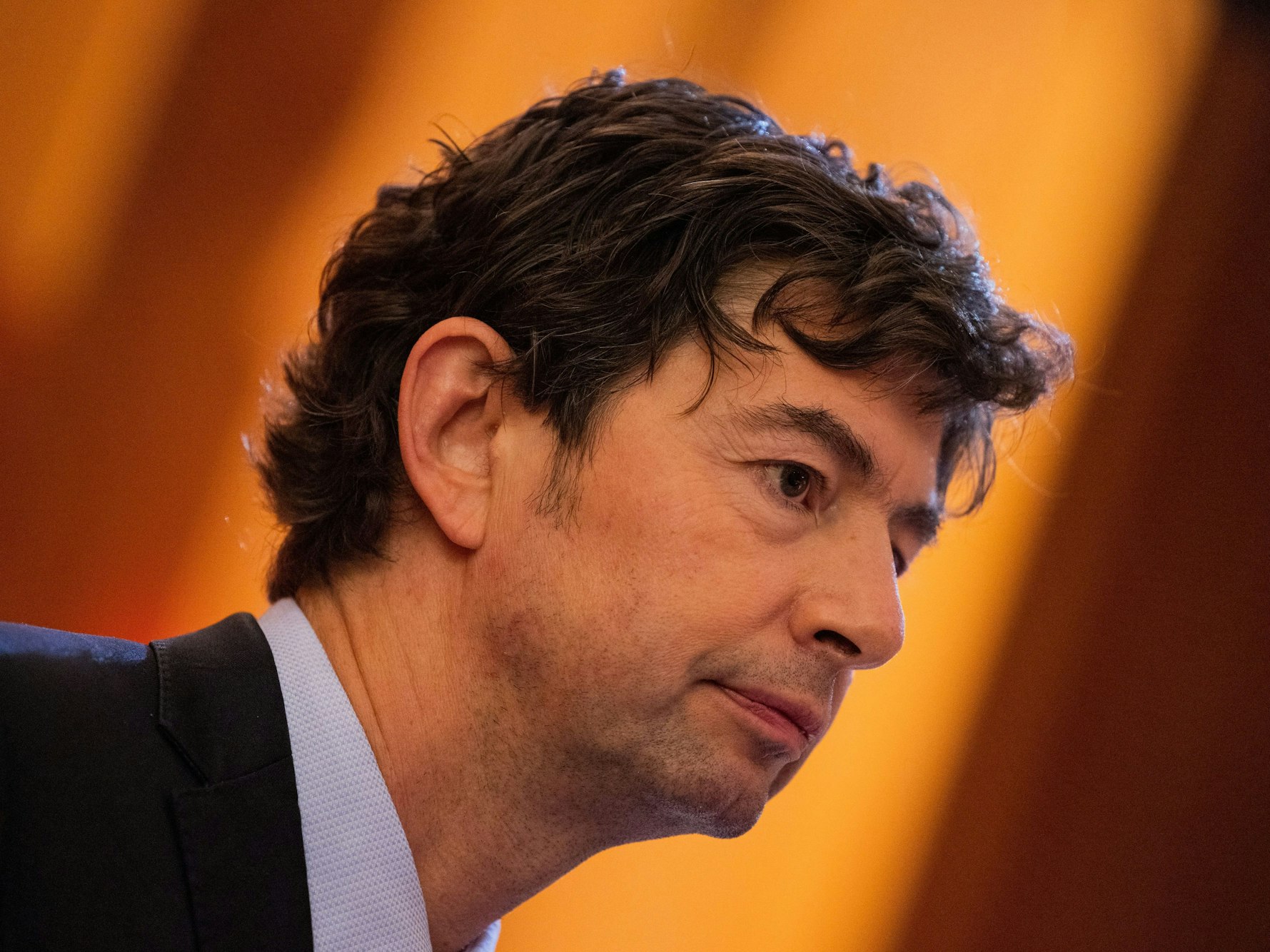 Virologe Christian Drosten steht am 04.11.2021 bei einem Fototermin vor der Verleihung des Hanns-Joachim-Friedrichs-Preises 2021 auf der Bühne im Funkhaus. Foto: Rolf Vennenbernd/dpa +++ dpa-Bildfunk +++