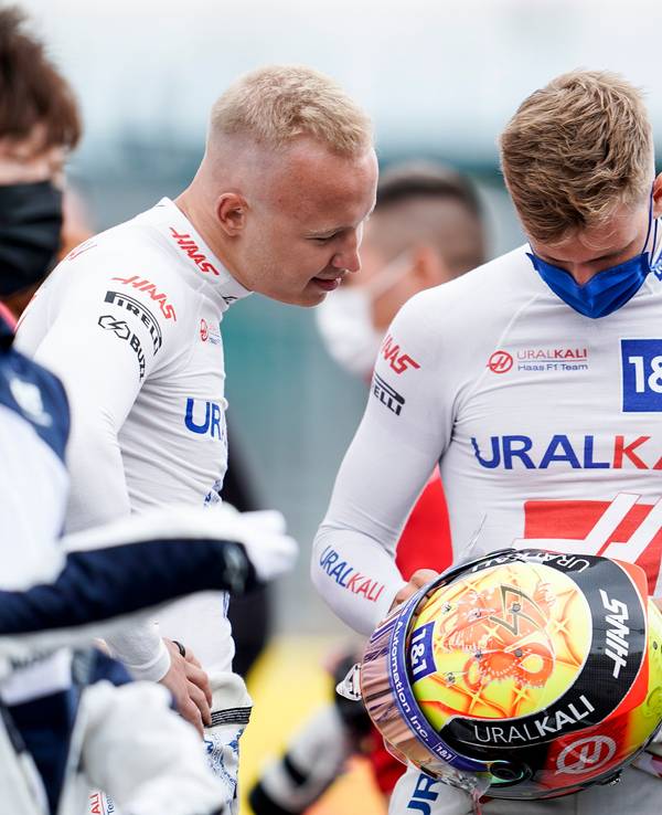Mick Schumacher (r.) und Nikita Mazepin unterhalten sich.