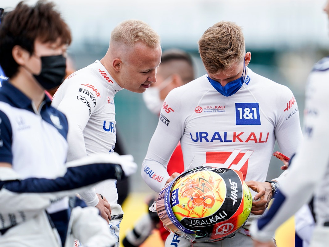 Mick Schumacher (r.) und Nikita Mazepin unterhalten sich.
