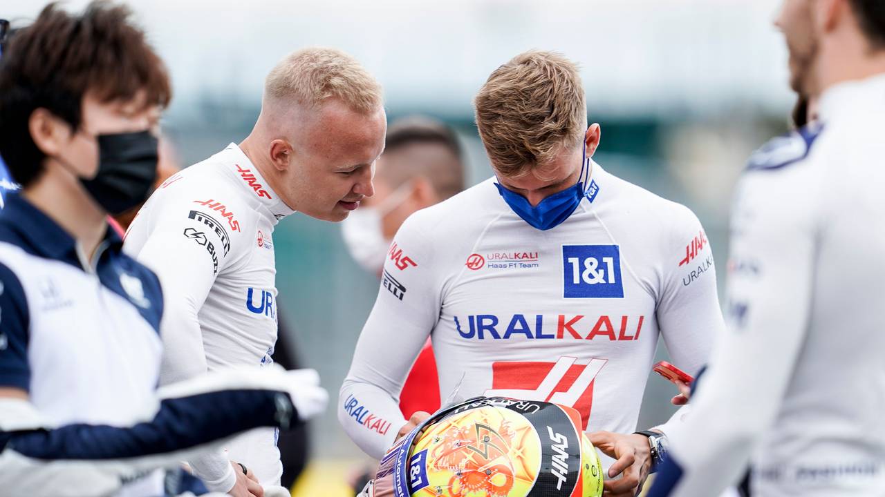 Mick Schumacher (r.) und Nikita Mazepin unterhalten sich.