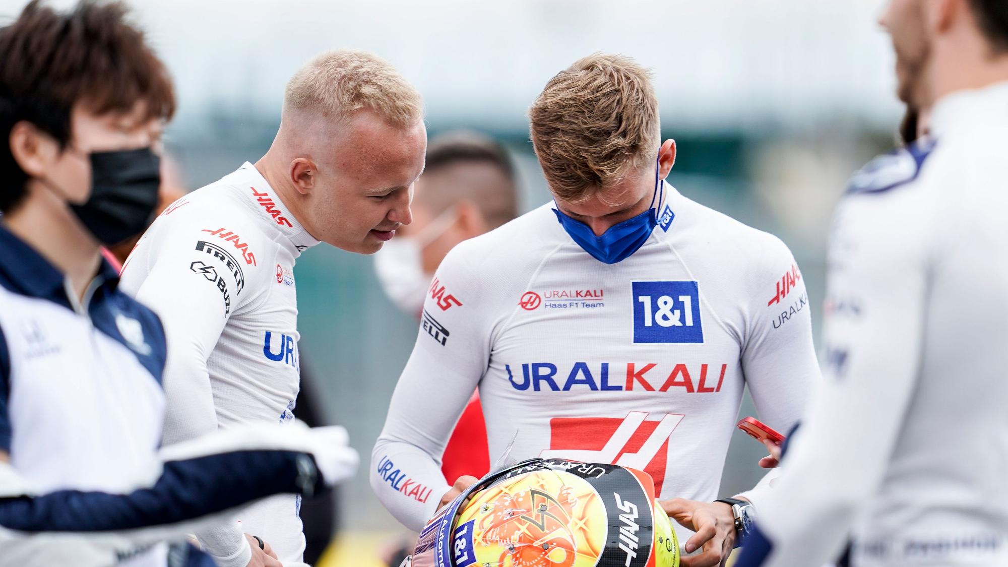 Mick Schumacher (r.) und Nikita Mazepin unterhalten sich.