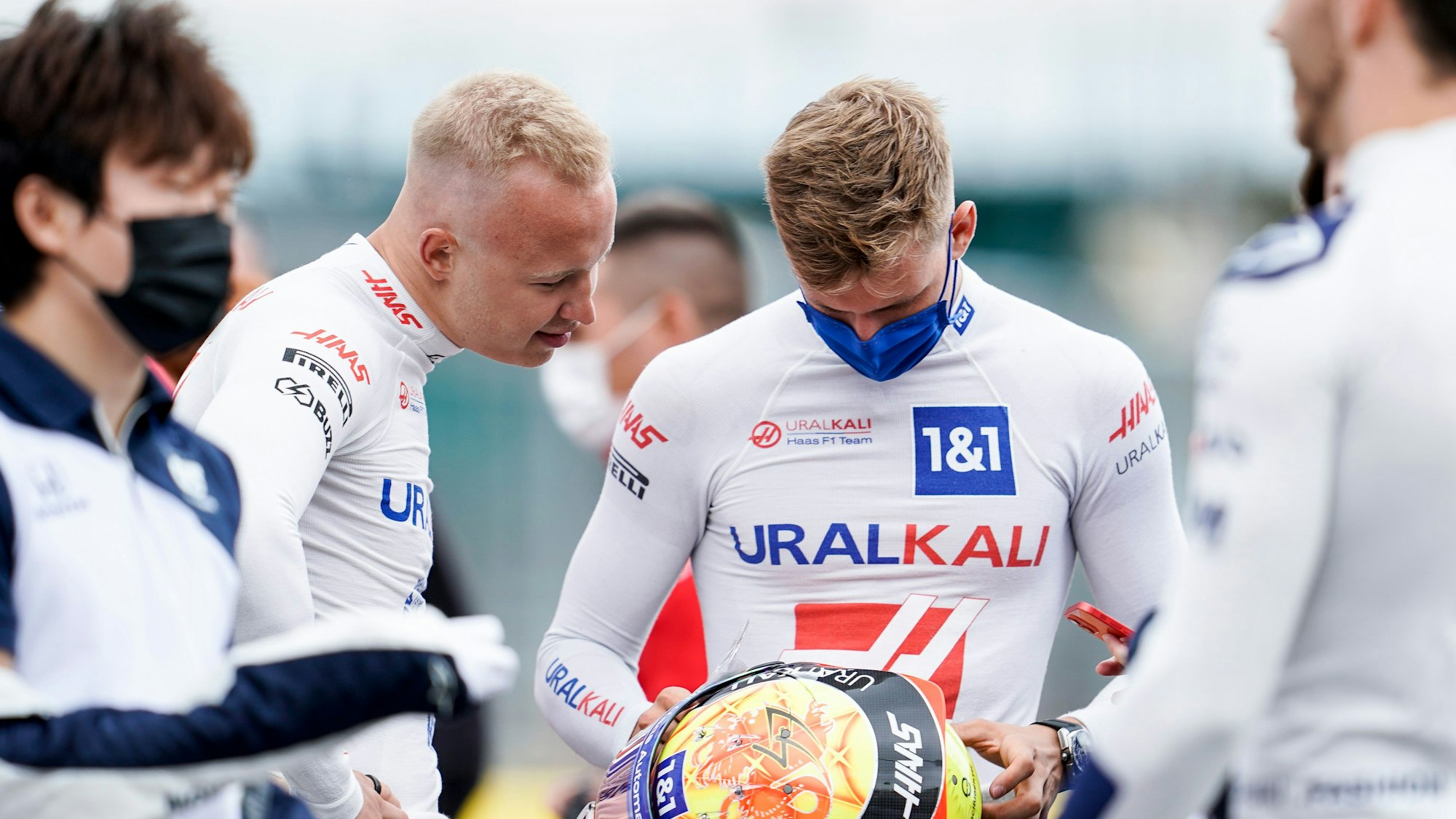 Mick Schumacher (r.) und Nikita Mazepin unterhalten sich.