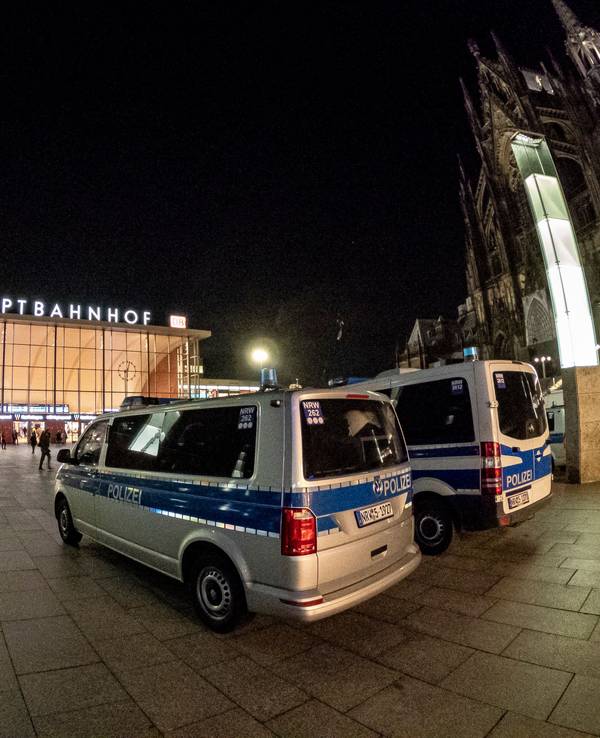 Polizeiautos stehen vor dem Kölner Hauptbahnhof.