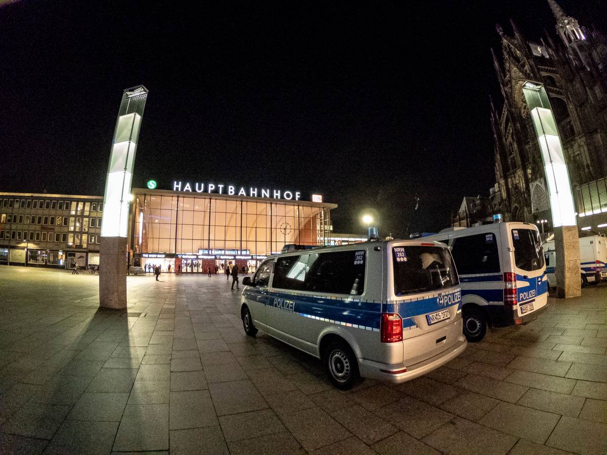 Polizeiautos stehen vor dem Kölner Hauptbahnhof.