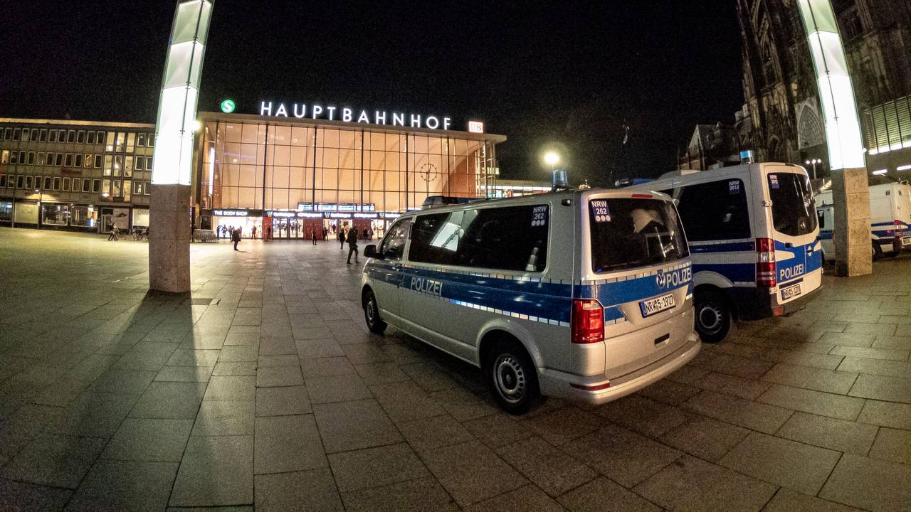 Polizeiautos stehen vor dem Kölner Hauptbahnhof.