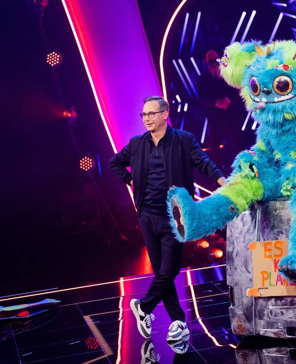 Mit „The Masked Singer“ (hier Moderator Matthias Opdenhövel neben der Figur „Mülli Müller“ in der Show am 6. November 2021) hat ProSieben einen Hit gelandet. Viele Zuschauer ärgern sich aber über die Werbung.