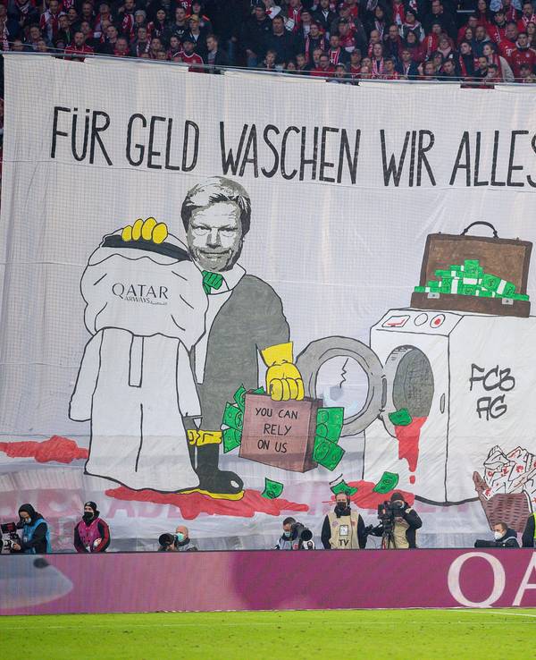 Mit einem Transparent „Für Geld waschen wir alles rein“ protestieren Fans von Bayern München gegen die Geschäftsbeziehungen des Rekordmeisters mit Katar.