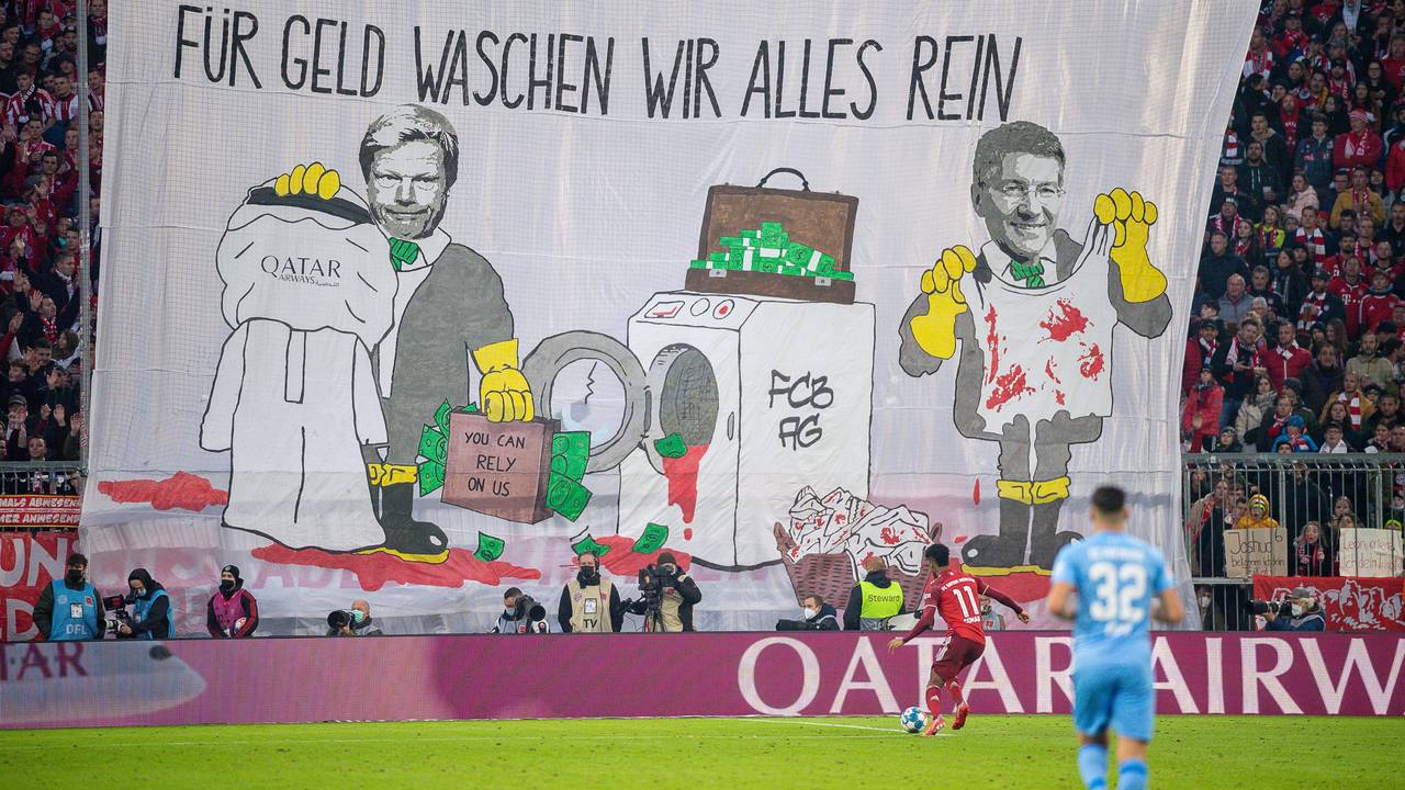 Mit einem Transparent „Für Geld waschen wir alles rein“ protestieren Fans von Bayern München gegen die Geschäftsbeziehungen des Rekordmeisters mit Katar.