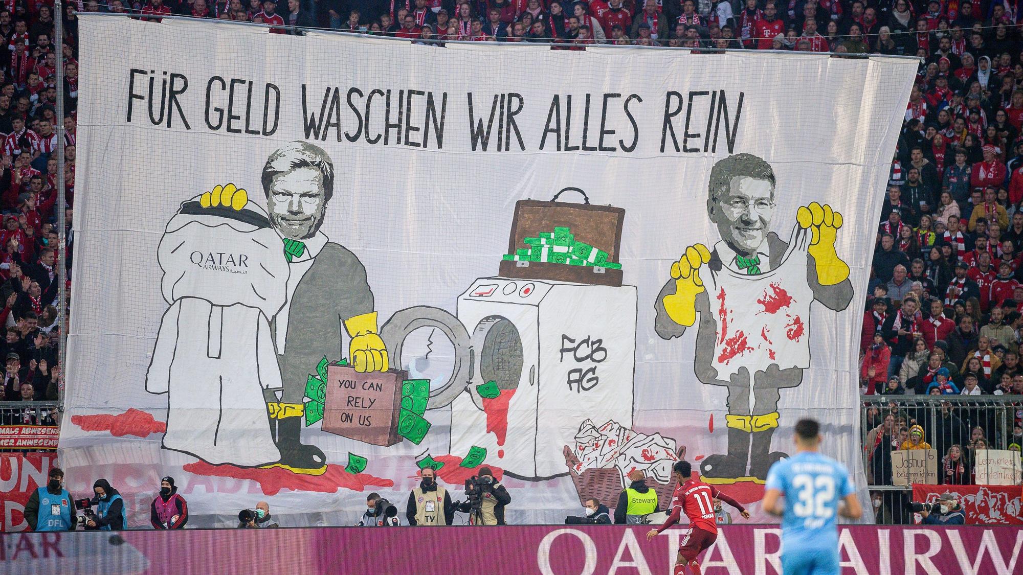 Mit einem Transparent „Für Geld waschen wir alles rein“ protestieren Fans von Bayern München gegen die Geschäftsbeziehungen des Rekordmeisters mit Katar.