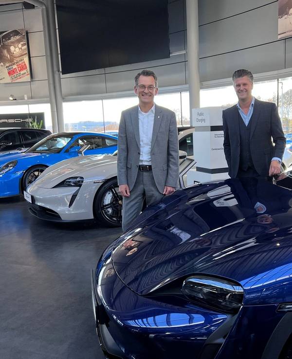 Porsche-Chef Alexander Pollich (l.) und der Geschäftsführer des Bensberger Porsche-Zentrums Roman Konrads.