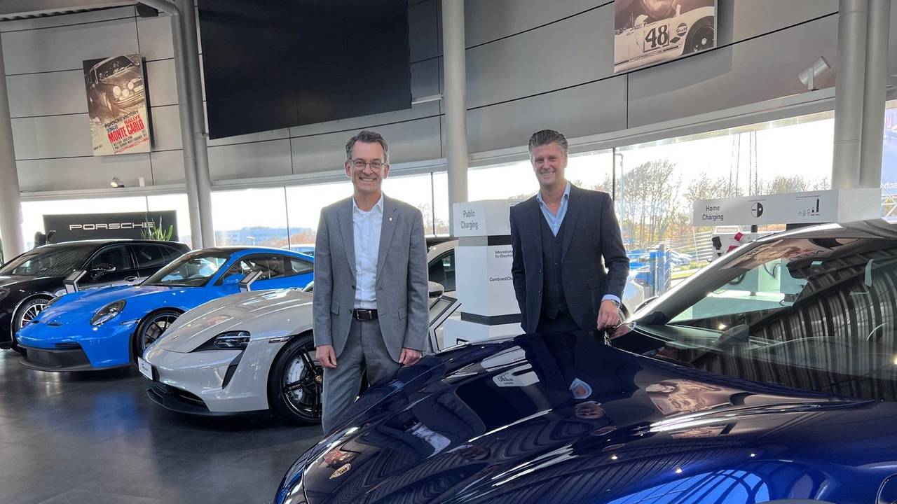 Porsche-Chef Alexander Pollich (l.) und der Geschäftsführer des Bensberger Porsche-Zentrums Roman Konrads.