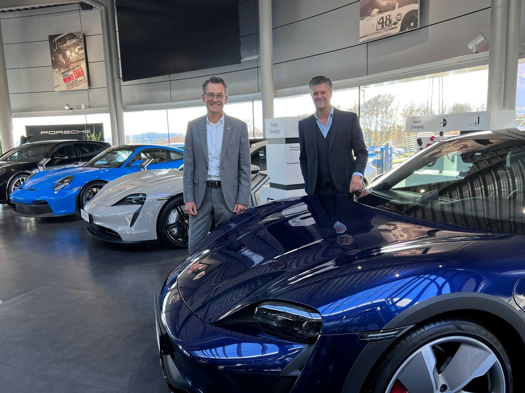 Porsche-Chef Alexander Pollich (l.) und der Geschäftsführer des Bensberger Porsche-Zentrums Roman Konrads.