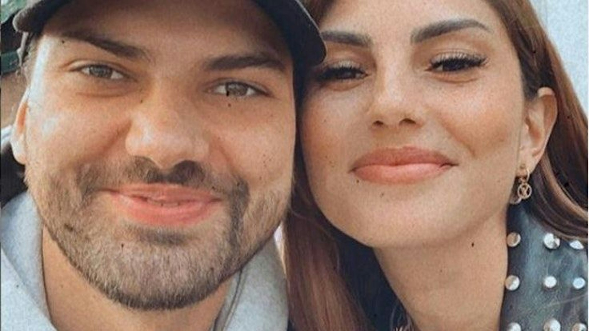 Schauspieler Jimi Blue Ochsenknecht und Ex-Bachelor-Teilnehmerin Yeliz Koc lächeln zusammen in die Selfie-Kamera.