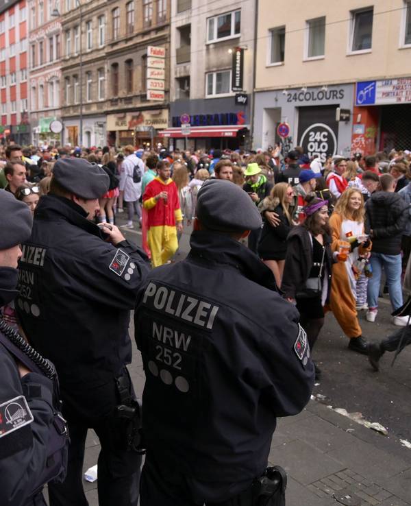 Köln 11.11. Elfter Elfter Elfter im Elften Karneval Straßenkarneval Brauchtum
Sessionsstart Sessionseröffnung