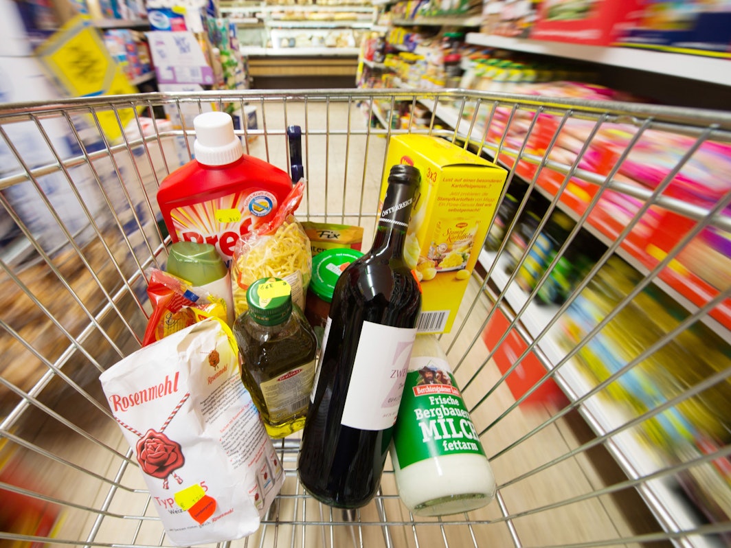 Die Lieferkrise greift nun einem Bericht zufolge immer mehr auf die Lebensmittelbranche über, viele Markenprodukte könnten vereinzelt schwerer erhältlich sein. Unser Symbolbild zeigt einen Einkauf im Jahr 2017.