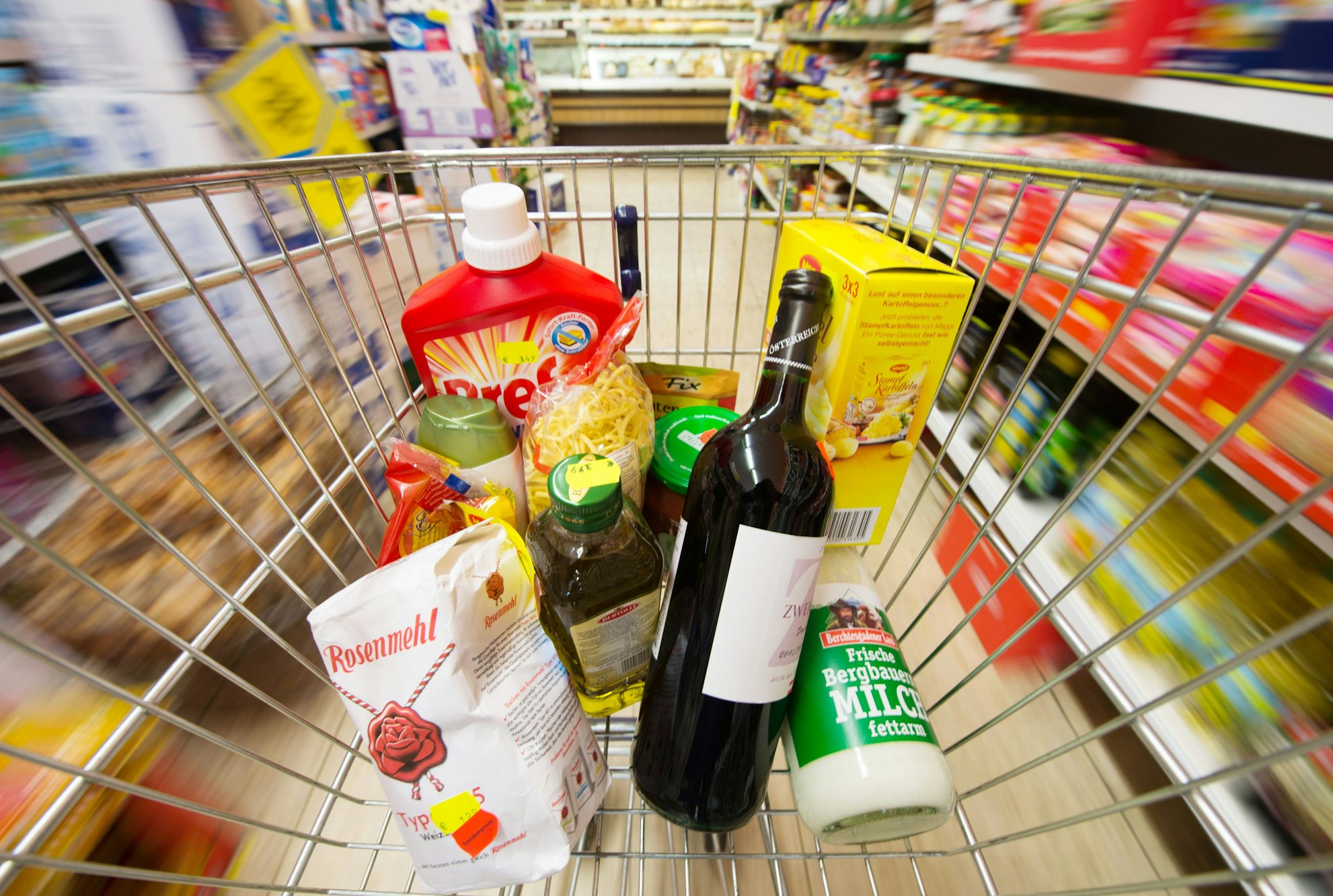 Die Lieferkrise greift nun einem Bericht zufolge immer mehr auf die Lebensmittelbranche über, viele Markenprodukte könnten vereinzelt schwerer erhältlich sein. Unser Symbolbild zeigt einen Einkauf im Jahr 2017.