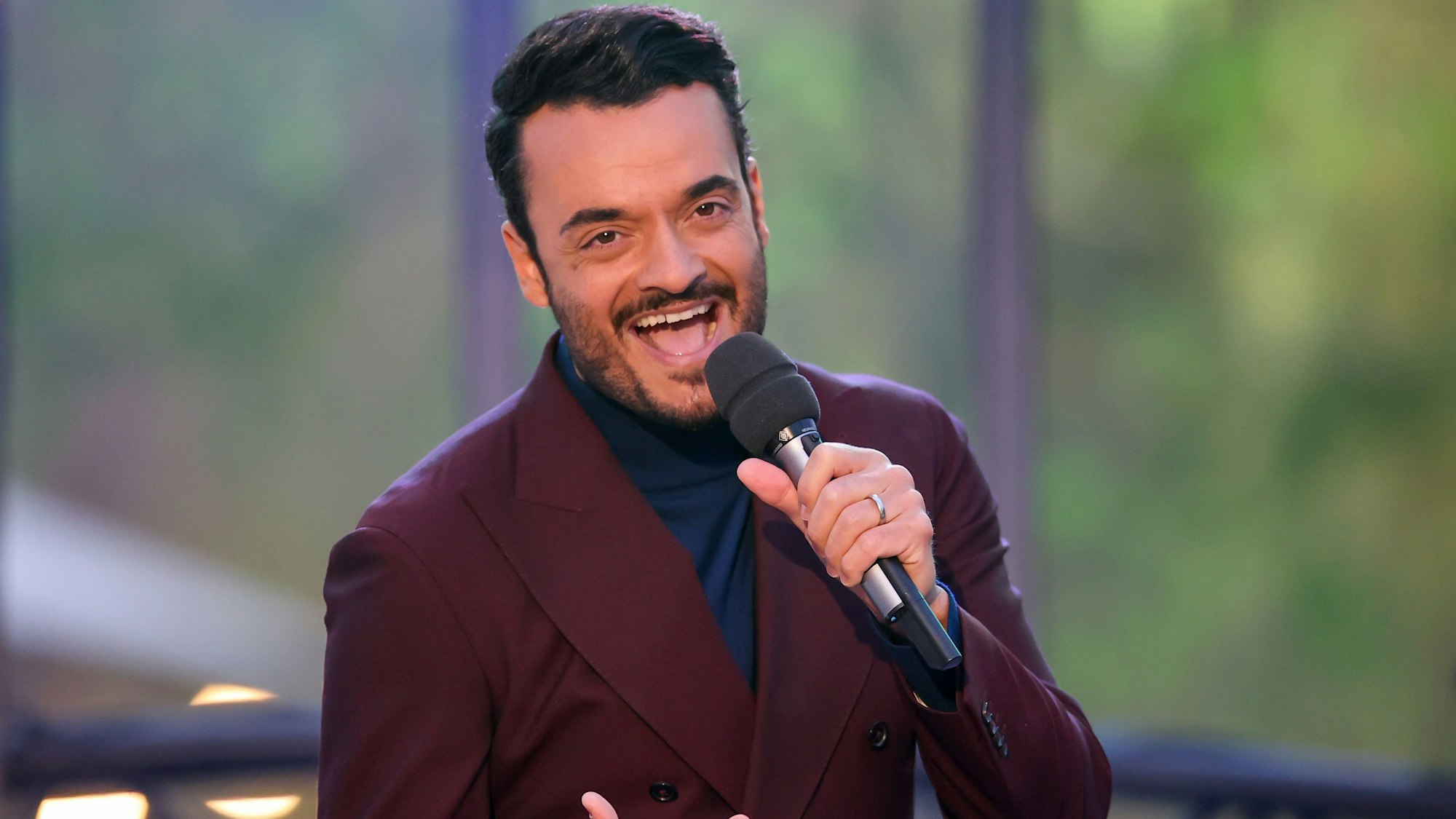 Der italienische Musiker und Sänger Giovanni Zarrella singt in der Aufzeichnung der "Ross Antony Show". (zu dpa "Zarrella: Habe genauso viele Windeln gewechselt wie meine Frau") +++ dpa-Bildfunk +++