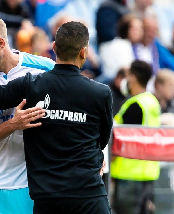 Schalkes Trainer Dimitrios Grammozis (r) und Schalkes Simon Terodde umarmen sich.