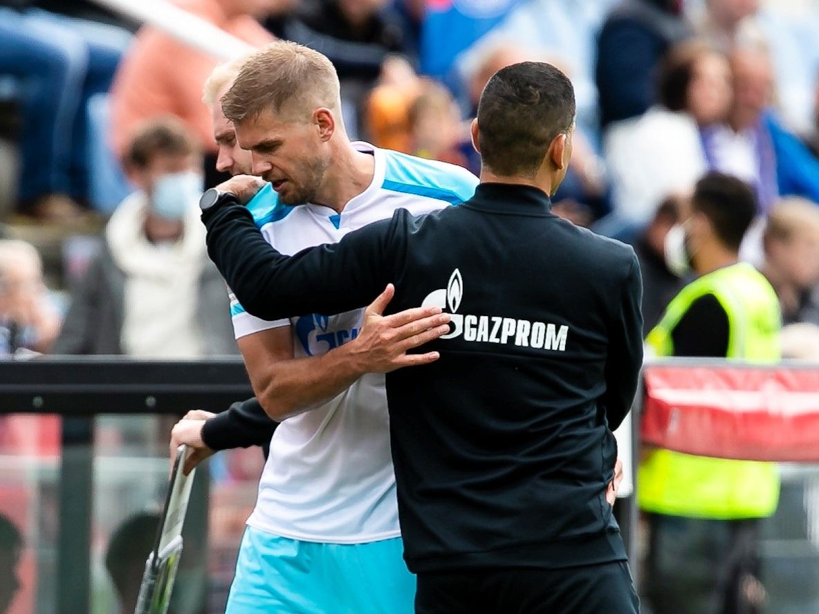 Schalkes Trainer Dimitrios Grammozis (r) und Schalkes Simon Terodde umarmen sich.