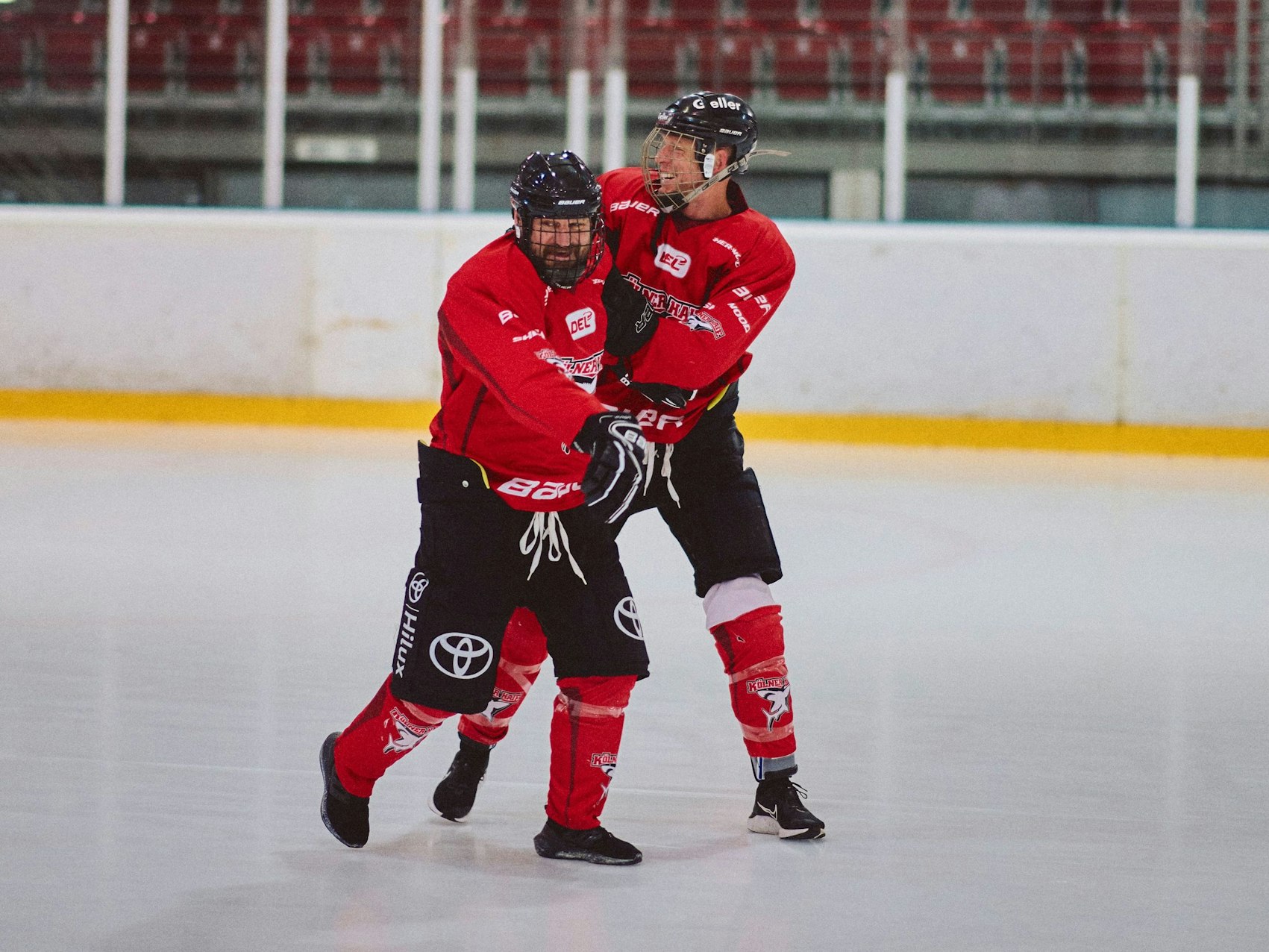 1. FC Köln: Trainer Steffen Baumgart mischte beim Eisfußball bei den Haien mit.