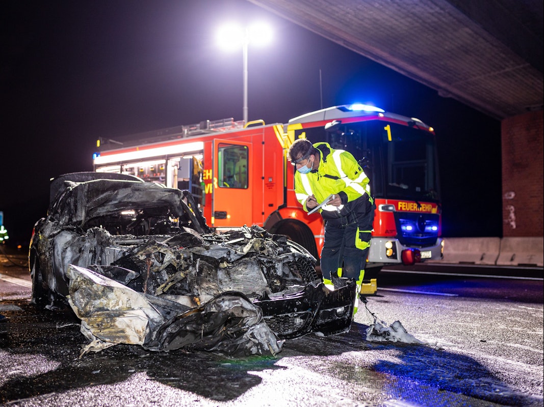 Ein Unfallforscher begutachtet die Einsatzstelle nach dem tödlichen Unfall auf der A2 bei Hannover.
