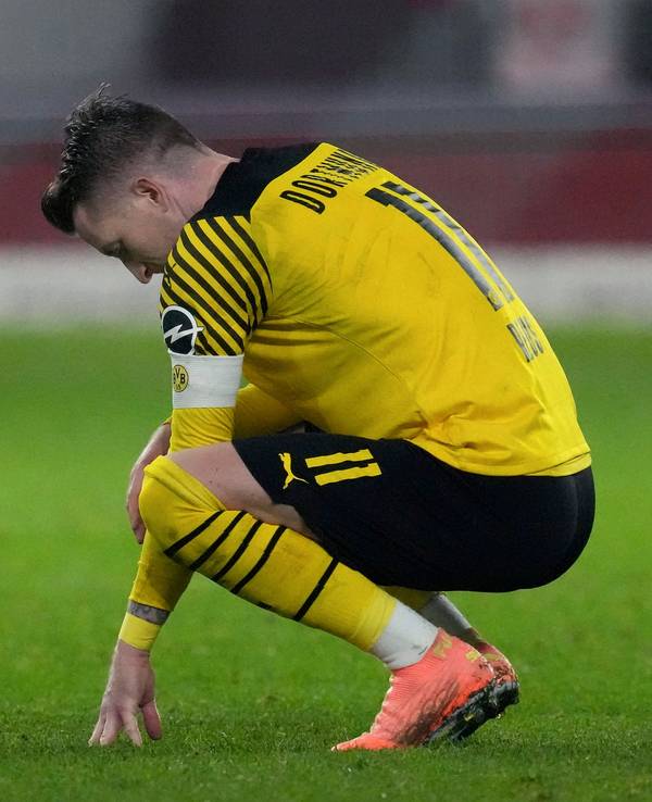 Marco Reus kniet nach der Pleite von Borussia Dortmund bei RB Leipzig am Boden.