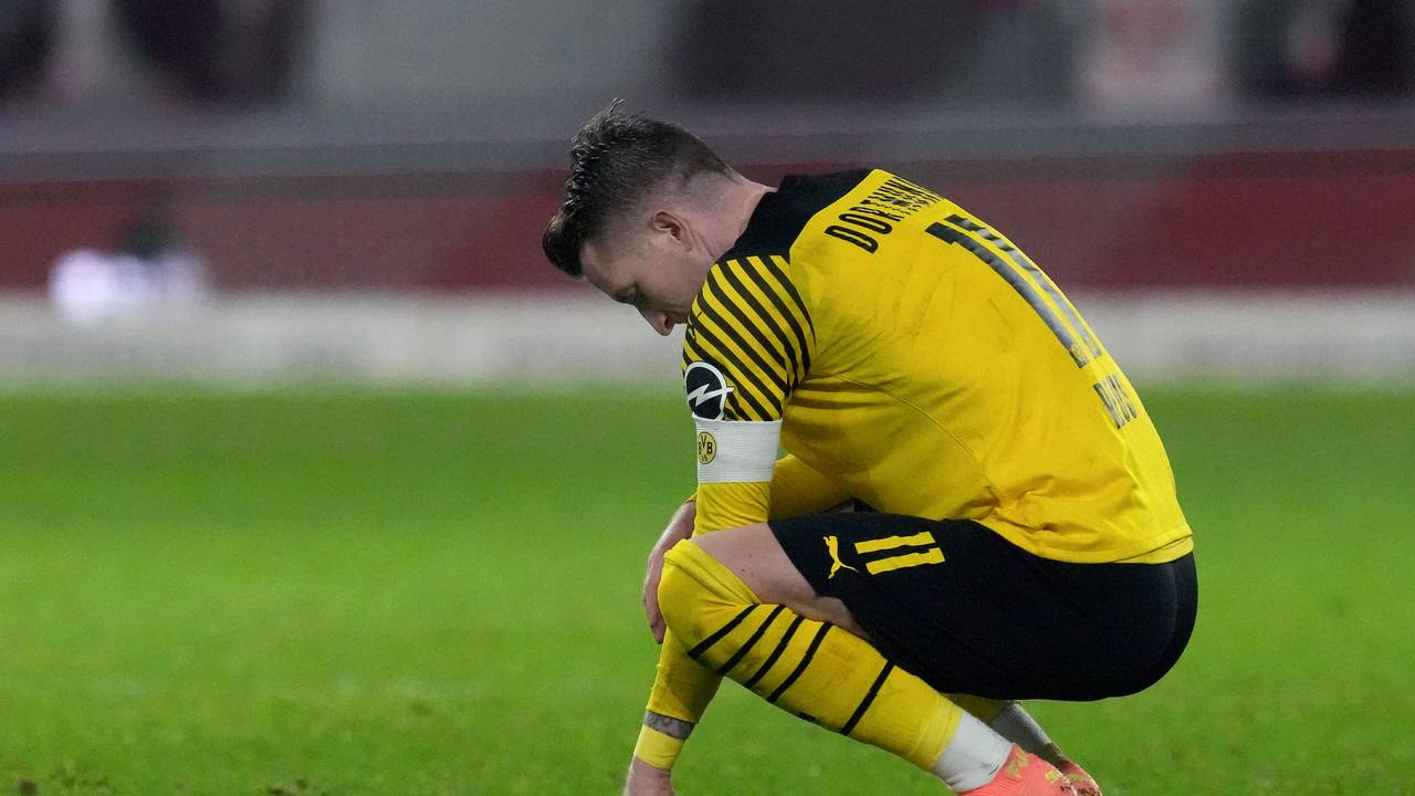 Marco Reus kniet nach der Pleite von Borussia Dortmund bei RB Leipzig am Boden.