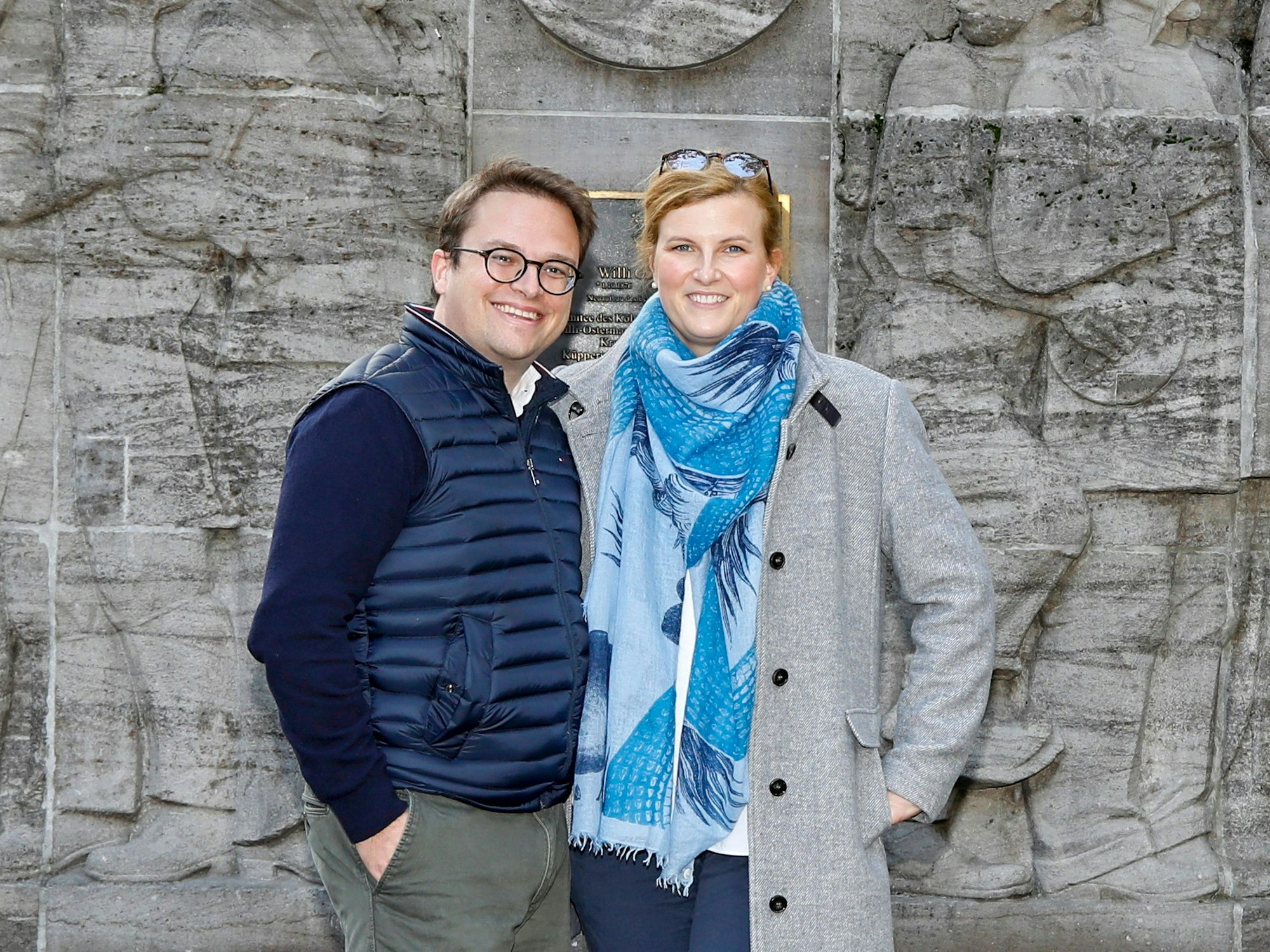 Homestory des Kölner Dreigestirns am 26.10.2021: Jungfrau Gerdemie (Dr. Björn Braun) und seine Ehefrau Dr. Maike van Haag-Braun vor dem Ostermann Brunnen in der Kölner Altstadt. Foto: Daniela Decker