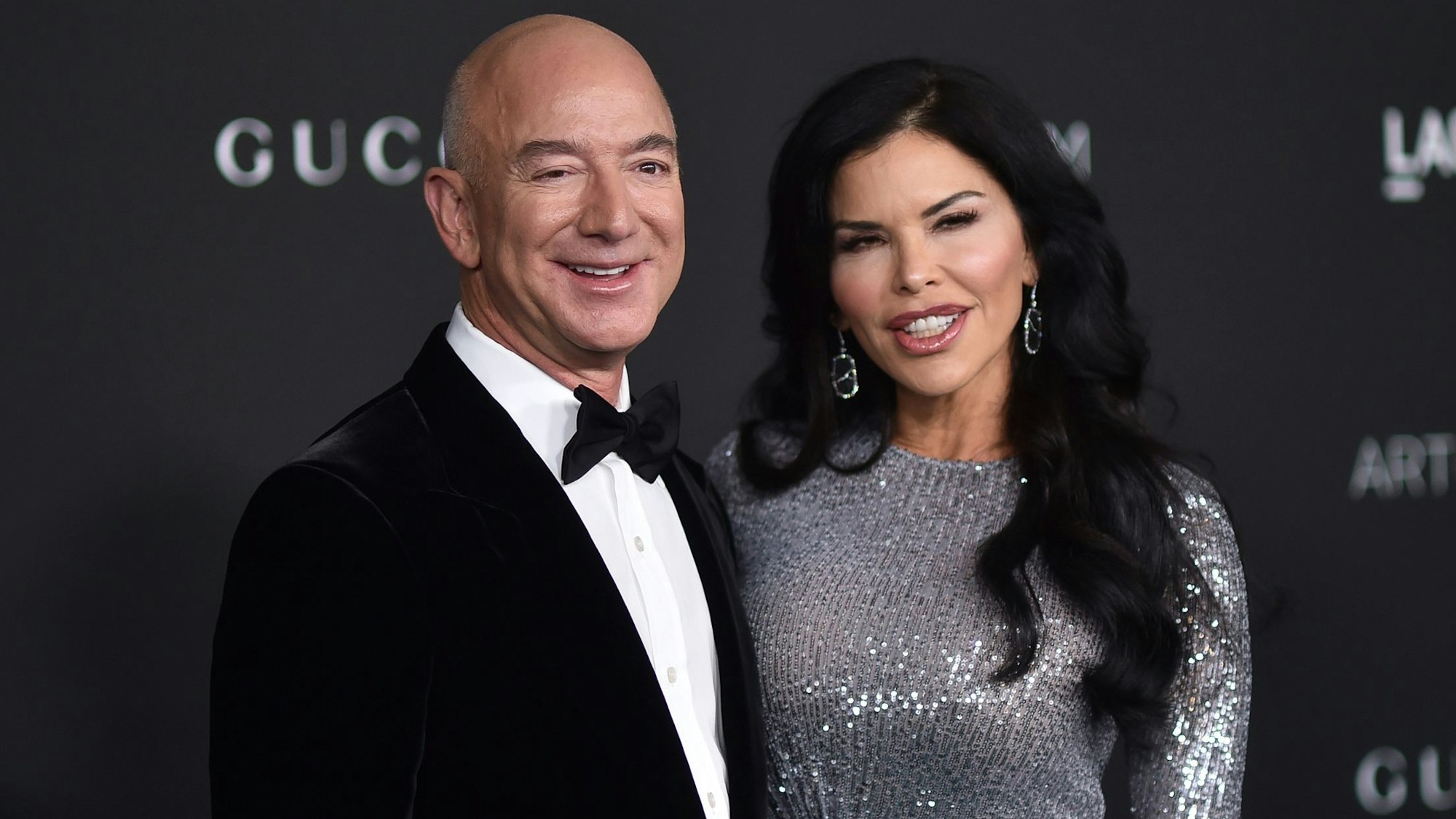 Jeff Bezos (l.), US-Unternehmer, und Lauren Sanchez (r.) auf einem Foto bei der „LACMA Art+Film Gala“ im Los Angeles County Museum of Art am 07. November 2021.