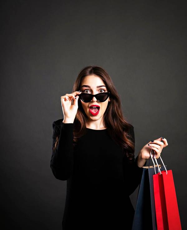 Black friday sale concept. Attractive young woman with long brunette hair, smiling, wearing sexy dress cat eye sunglasses, holding blank shopping bags over black background. Copy space, close up. Black Friday
Frauen
Einkaufen
Eine Frau allein
Schwarzer Hintergrund
Menschen
Schwarz
Glücklichsein
Schönheit
Einkaufstasche
Tragetasche oder Tragebeutel
Freitag
Sonnenbrille
Fröhlich
Kleid
Nur Frauen
Porträt
Rot
Ausverkauf
Haar
Konzepte
Weibliche Person
Fotografie
Freisteller – Neutraler Hintergrund
Kunde
Lächeln
Mode
Modisch
Attraktive Frau
Braunes Haar
Eine Person
Eleganz
Erwachsene Person
Europäischer Abstammung
Glamour
Horizontal
Junge Frau allein
Junge Frauen
Junger Erwachsener
Katzenaugen-Sonnenbrille
Kaufsucht
Konzepte und Themen
Menschliches Alter
Niedlich
Nur Erwachsene
Papier
Papiertüte
Schöne Menschen
Sinnlichkeit
Ukraine