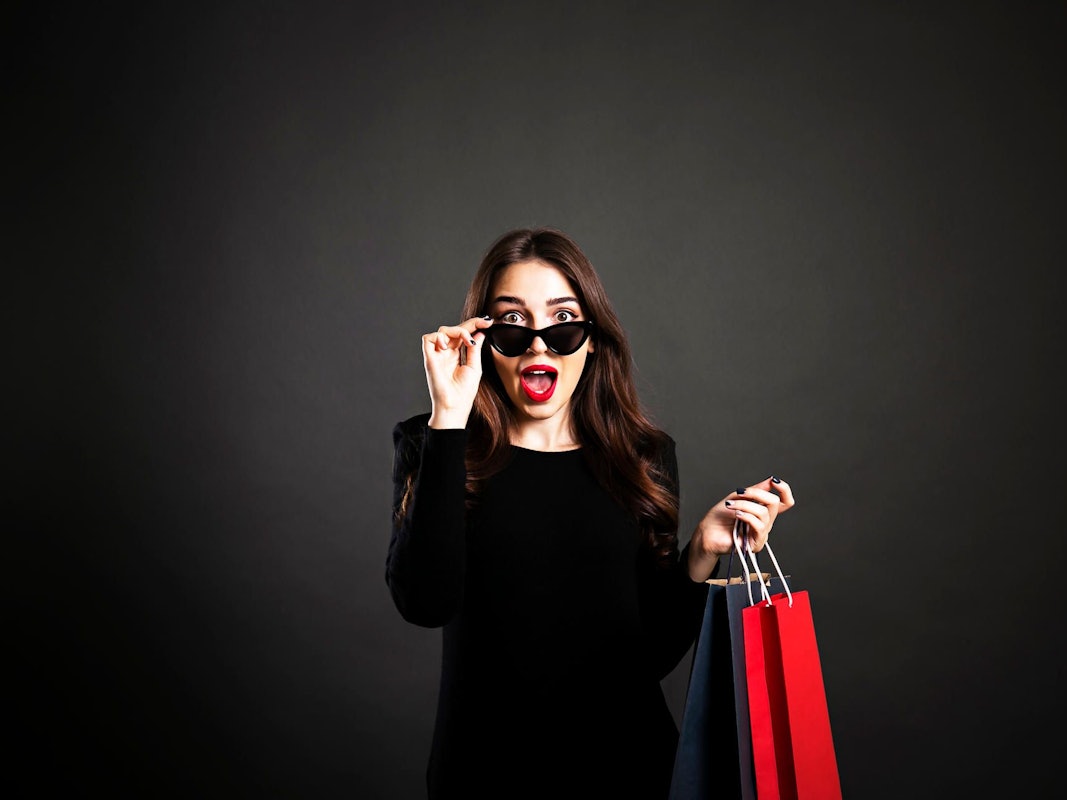 Black friday sale concept. Attractive young woman with long brunette hair, smiling, wearing sexy dress cat eye sunglasses, holding blank shopping bags over black background. Copy space, close up. Black Friday
Frauen
Einkaufen
Eine Frau allein
Schwarzer Hintergrund
Menschen
Schwarz
Glücklichsein
Schönheit
Einkaufstasche
Tragetasche oder Tragebeutel
Freitag
Sonnenbrille
Fröhlich
Kleid
Nur Frauen
Porträt
Rot
Ausverkauf
Haar
Konzepte
Weibliche Person
Fotografie
Freisteller – Neutraler Hintergrund
Kunde
Lächeln
Mode
Modisch
Attraktive Frau
Braunes Haar
Eine Person
Eleganz
Erwachsene Person
Europäischer Abstammung
Glamour
Horizontal
Junge Frau allein
Junge Frauen
Junger Erwachsener
Katzenaugen-Sonnenbrille
Kaufsucht
Konzepte und Themen
Menschliches Alter
Niedlich
Nur Erwachsene
Papier
Papiertüte
Schöne Menschen
Sinnlichkeit
Ukraine